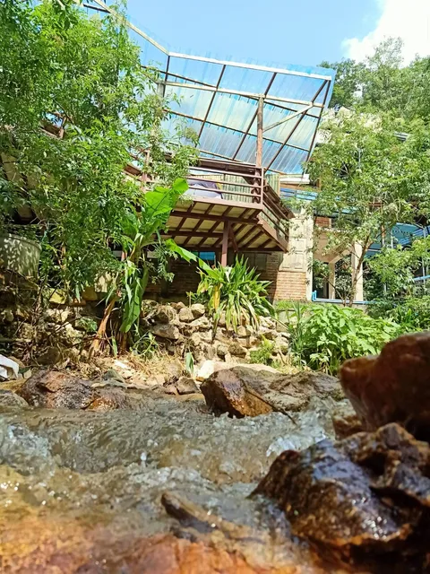 ที่พักลานกางเต็นท์ ริมน้ำแม่กำปอง