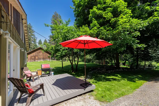 Quiet Waterfront Cottage on the Little Spokane River