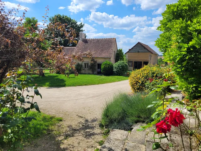 La Garencière - Gîtes et lieu de vie en famille, domaine avec piscine.