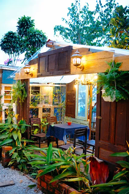 Dưới Tán Thông Già Coffee House