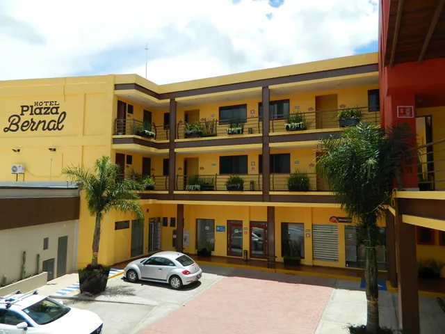 Hotel Plaza Bernal