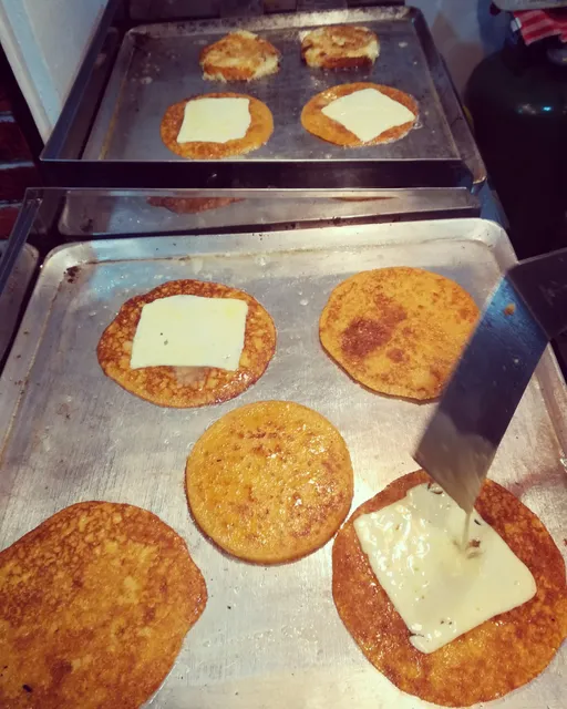 MR AREPAS, chocolo-queso.