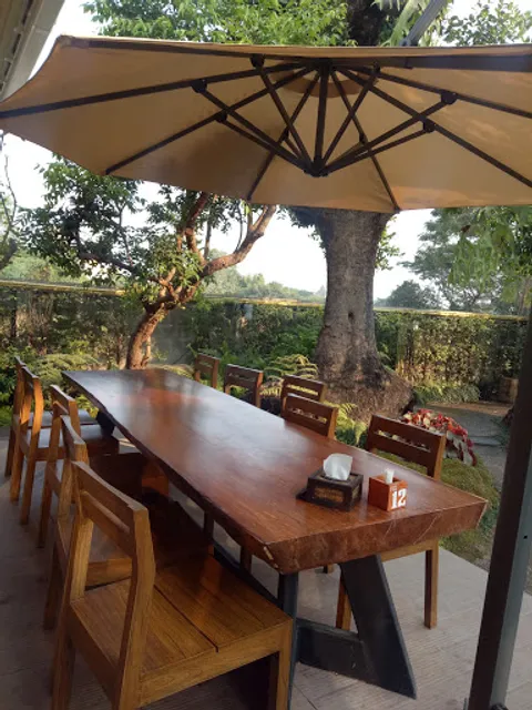 Chom Cafe and Restaurant