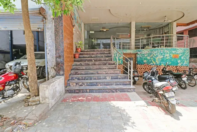 OYO 82149 Hotel Karma Palace