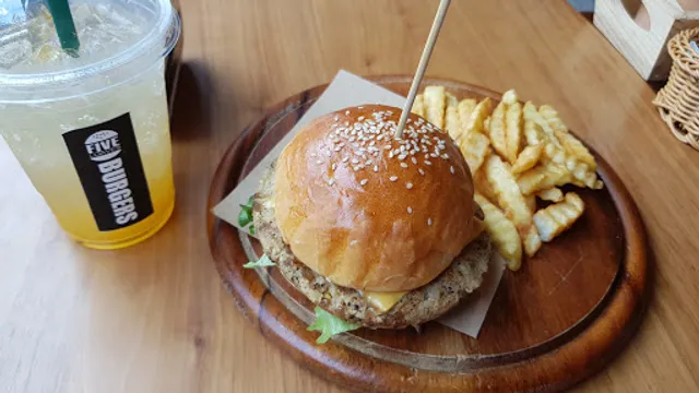 FIVE Loaves Burgers: Phuket Town