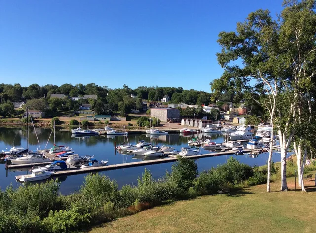 Lanes Riverhouse Inn & Cottages