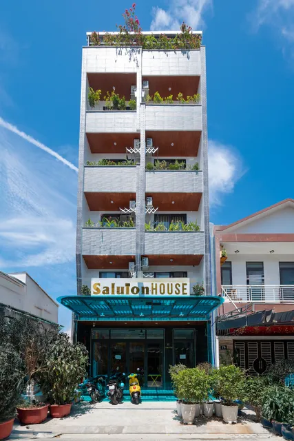 Saluton House