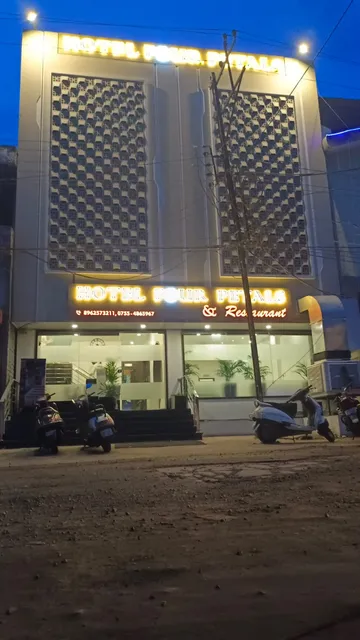 Hotel Four Petals