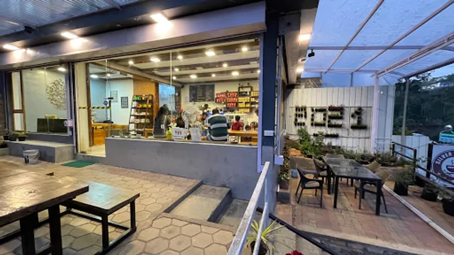 Silvertip Cafe & Homestay