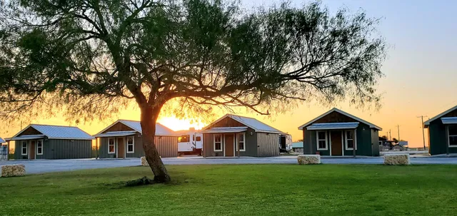 Kickin' Bass Cabins- Fishing & Hunting & Oilfield Camp