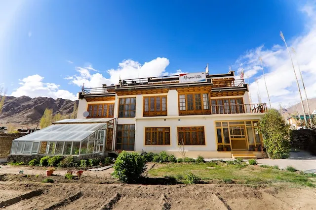 OYO 36547 Kharpon Villa