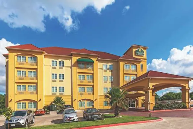 La Quinta Inn & Suites by Wyndham Columbus TX