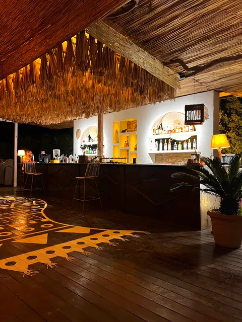 Mouna Restaurant & Lounge