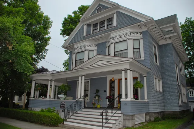 Circular Manor Bed and Breakfast