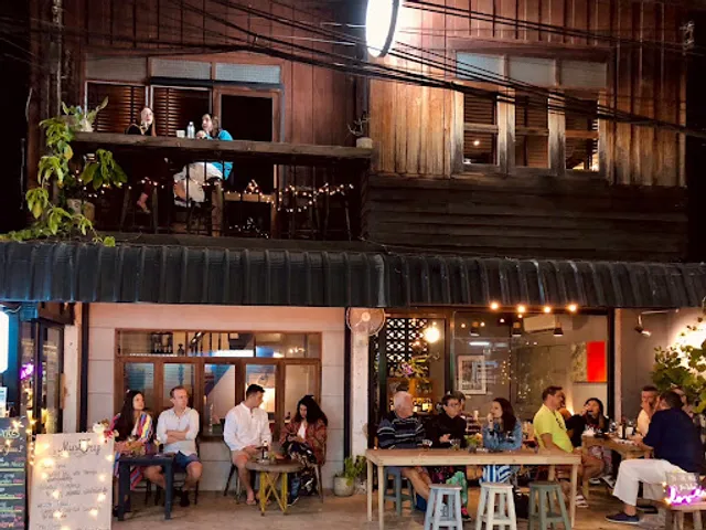 The Bottle & Cat’s Whiskers ร้านขวดและหนวดแมว