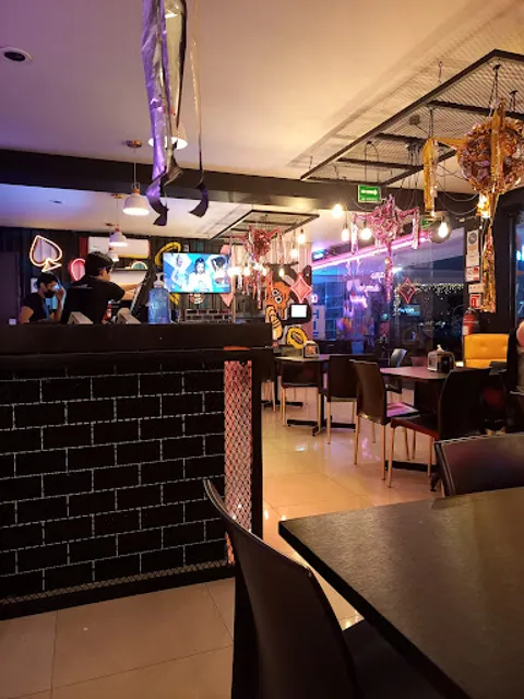 Full House Isla Musala