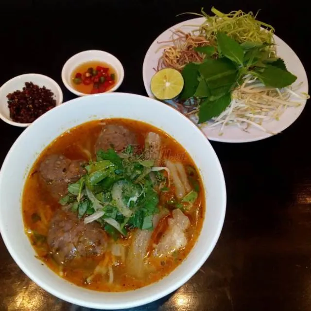 Bún bò Huế chị Hồng