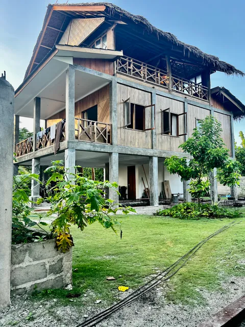 Lances right surf house