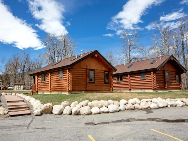 Beartooth Hideaway Inn & Cabins