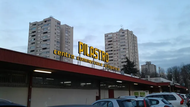 Centro Commerciale Pilastro via Pirandello (BO))