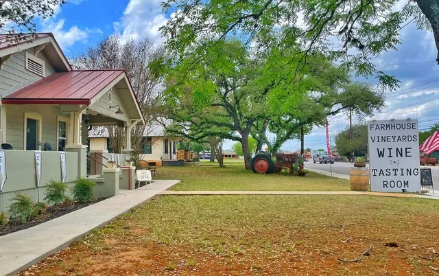 Farmhouse Vineyards Marketplace & “Tipsy” Trailer