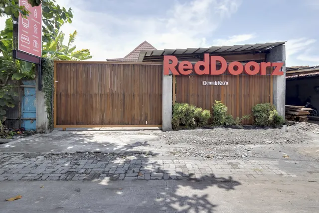 RedDoorz @ Omah Kayu Homestay Yogyakarta
