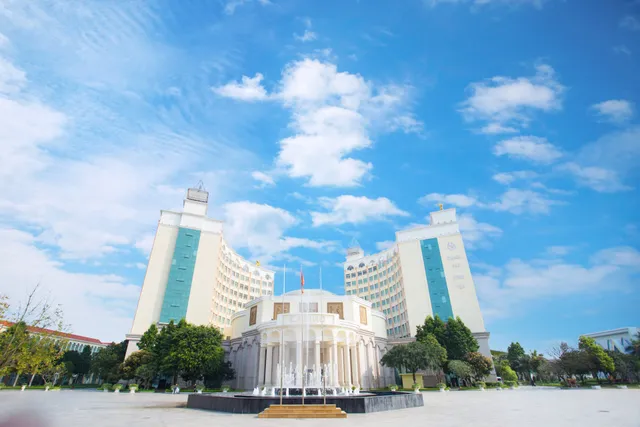 Khách sạn Hồng Vận