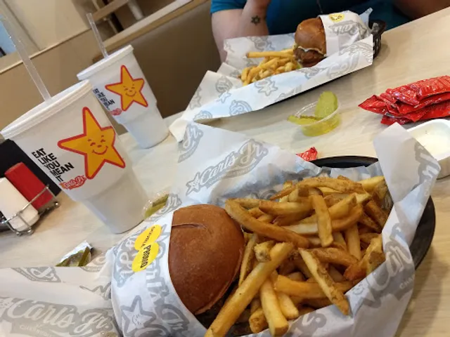 Carl’s Jr Punto Oriente