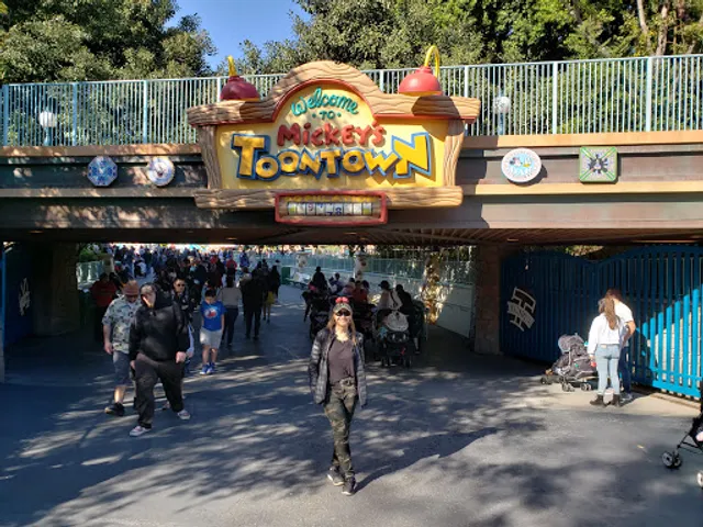 Disneyland Railroad - Mickey's Toontown Station
