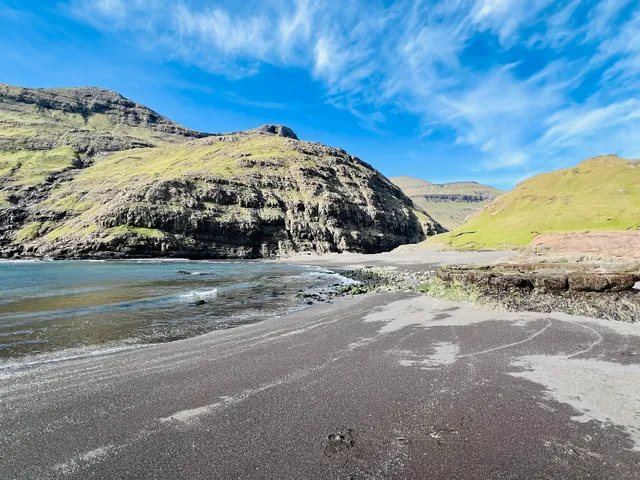 Saksun's Black sand beach