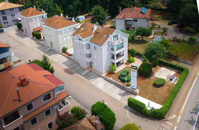 Apartments and rooms Degra