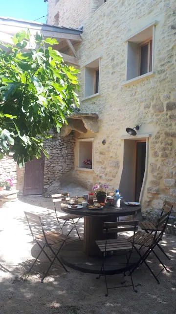 "Gites du beaumont en Provence" Love room troglodyte et chambre d'hote romantique avec jacuzzi privatif