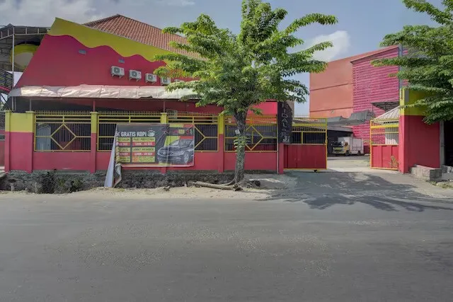 Super OYO Capital O 3198 Sukomanunggal Inn