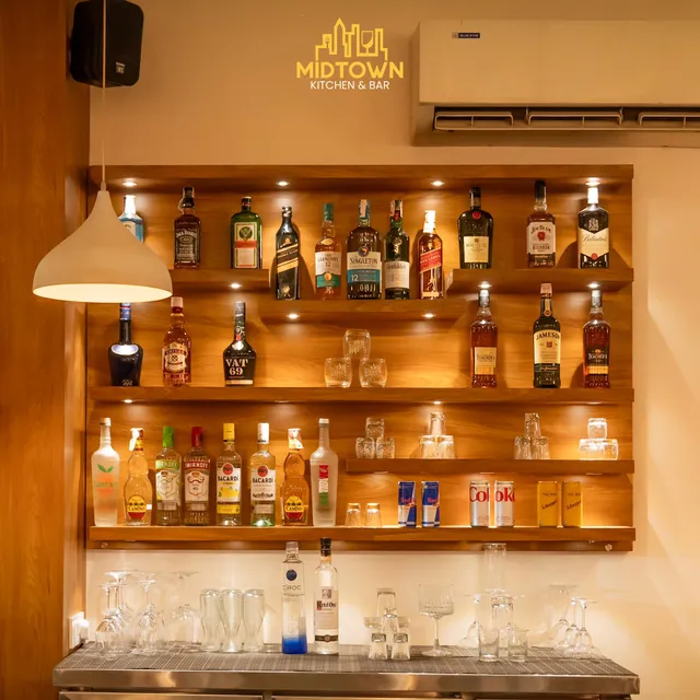 MIDTOWN Kitchen and Bar