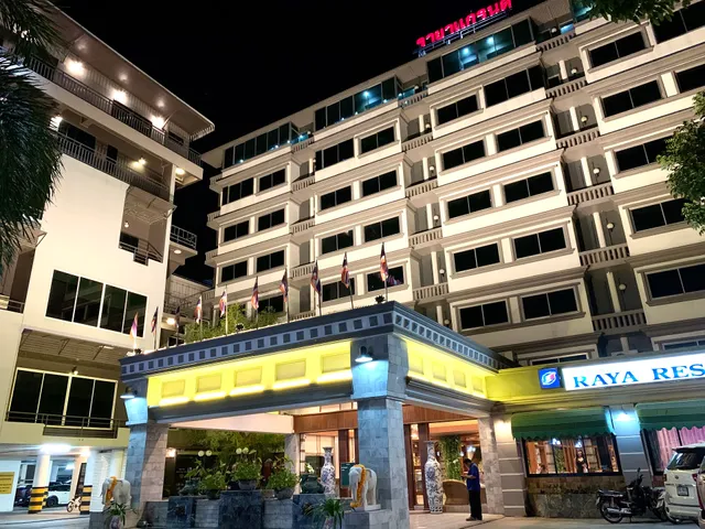 Raya Grand ​Hotel