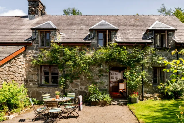 Gwanas Fawr Holiday Cottages & Gwanas Fawr Flowers, Snowdonia