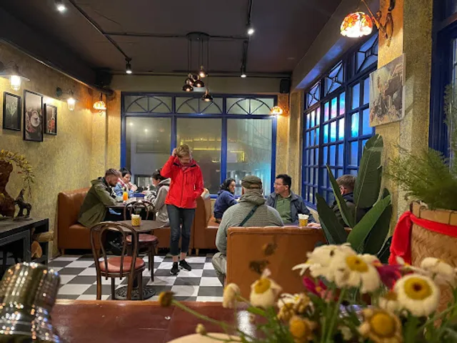 Saparis Eatery & Cocktail Bar