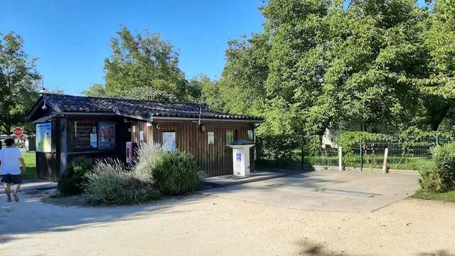 Aire d'etape et de service camping car de la plage