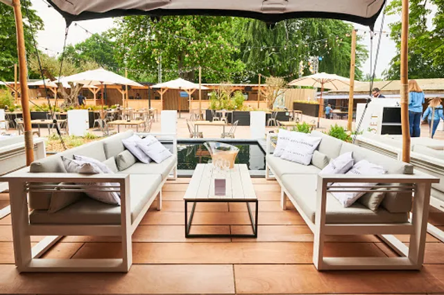 La terrasse de l'hippodrome