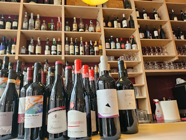 Viola Wine & Cocktail