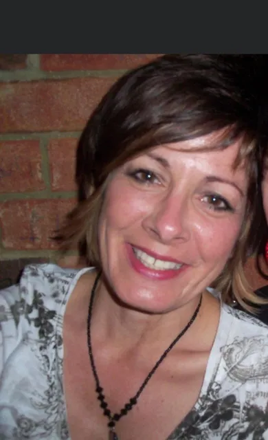 Dee Moore at Salons On The Hill