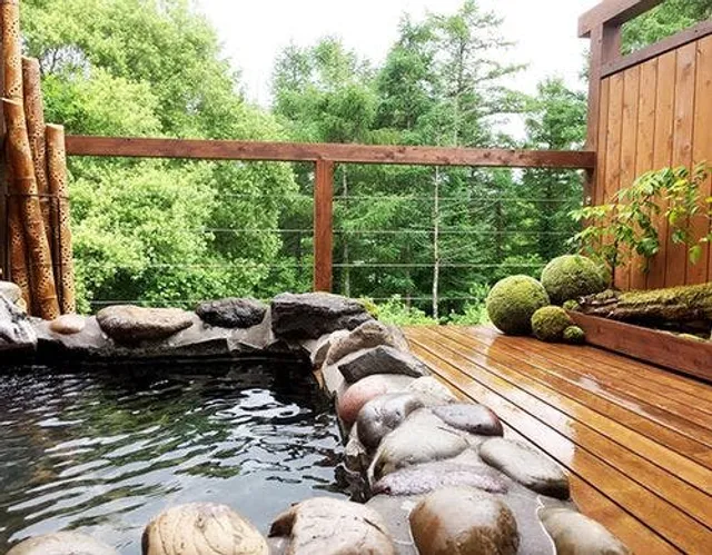 Lakeside inn Beehive