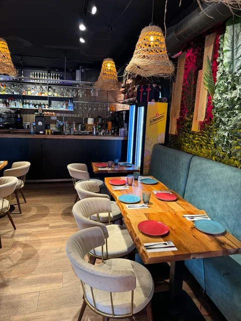 Mosty Restaurant & Lounge