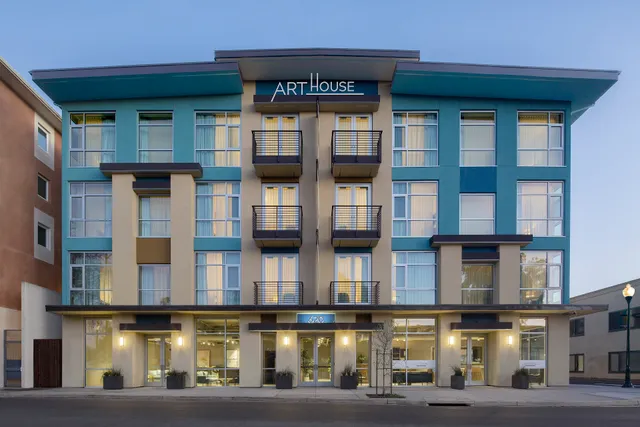 Art House Hotel & Suites