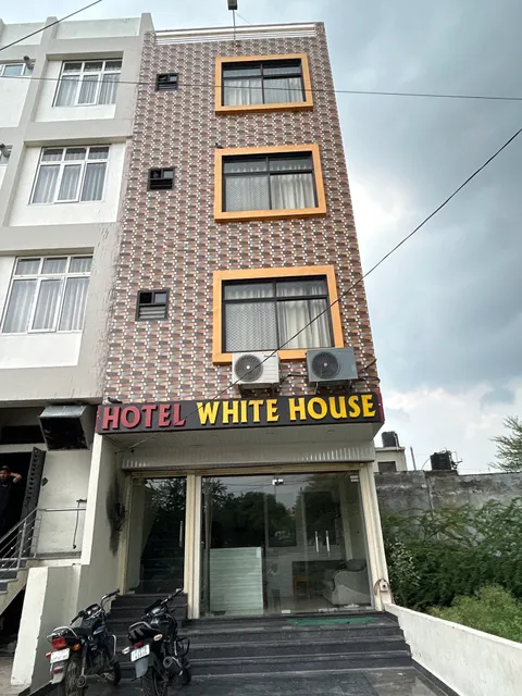 OYO 81633 Hotel White House
