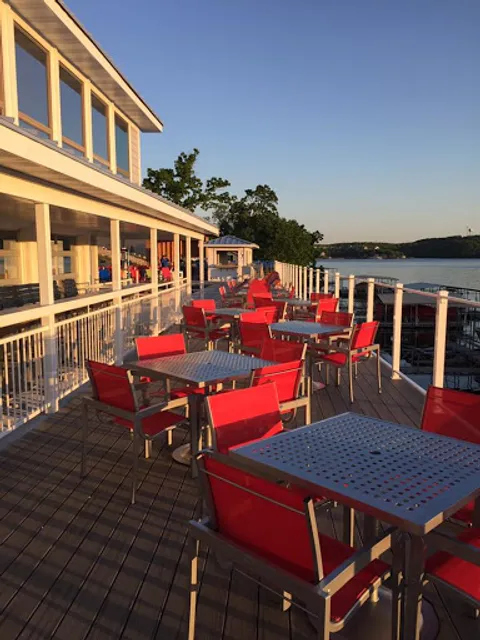 Boathouse Lakeside Bar & Grill