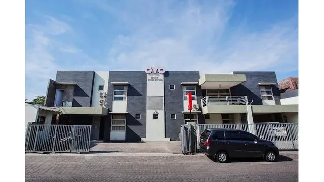 OYO 143 Dukuh Kupang Residence