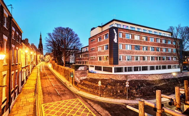 Roomzzz Aparthotel Chester City