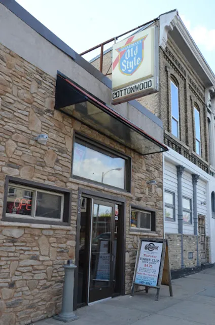 Cottonwood Bar & Grill