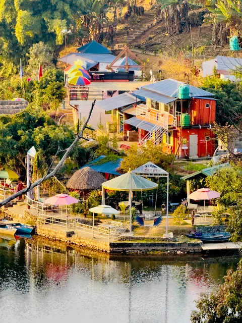 Majhikuna Lake Peace Guest House and Restaurant